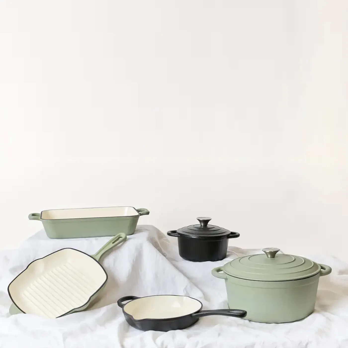 George Collective - Cast Iron Round Casserole 28cm - Matte Sage/Silver Lid - الصورة 3
