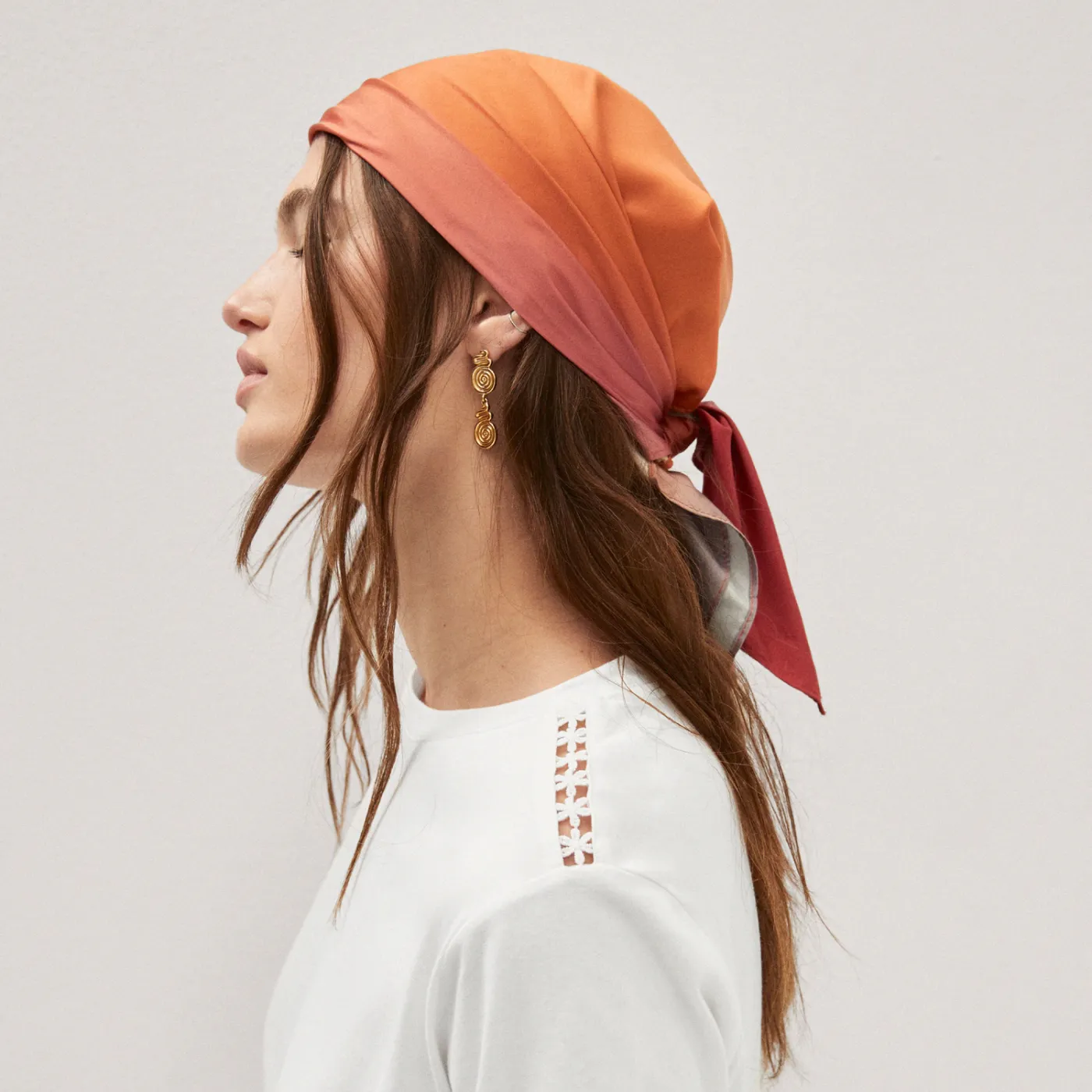 Embroidered White Cotton T-Shirt - الصورة 3